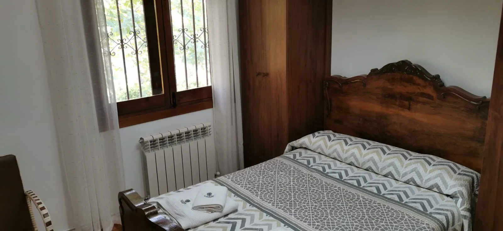 Dormitorio con ventana al río