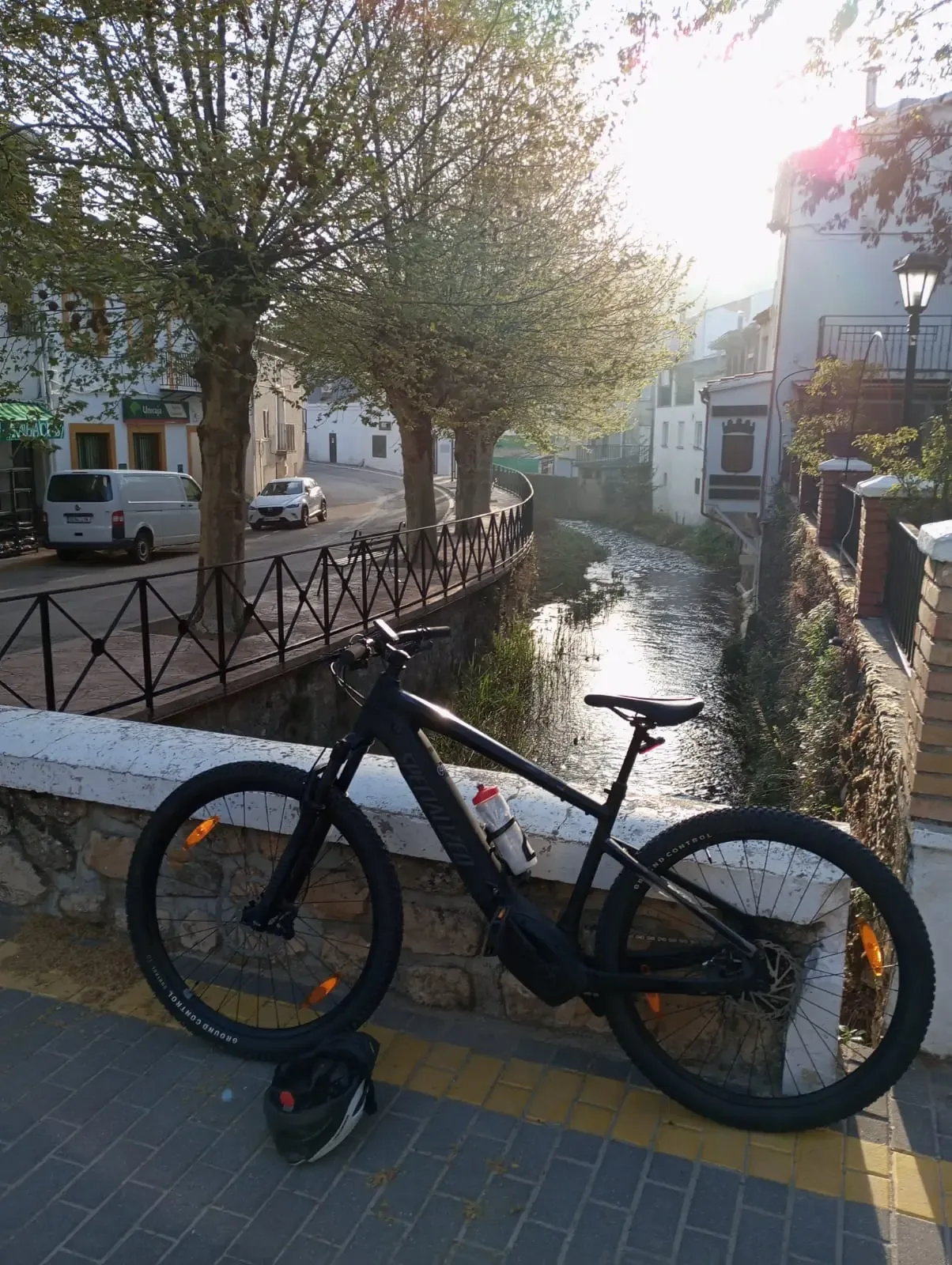 Ciclista preparado para una ruta de montaña
