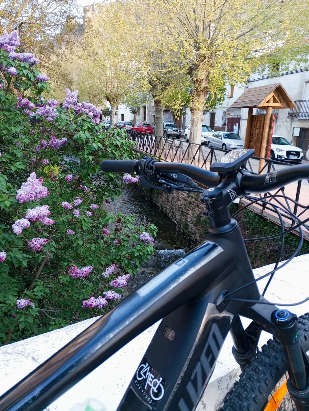 Bicicleta en un paisaje serrano
