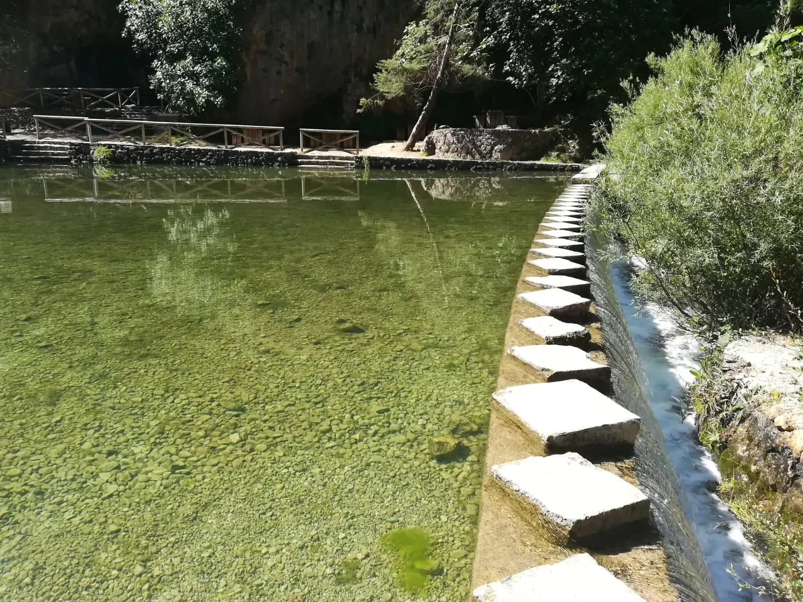 Charco del Aceite, poza de aguas cristalinas entre pinos