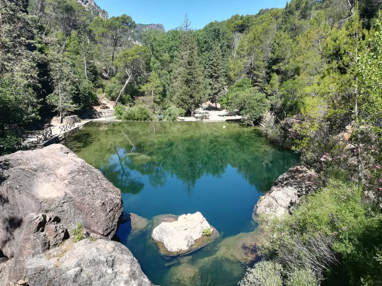 Bloques de piedra en el cauce del Guadalquivir