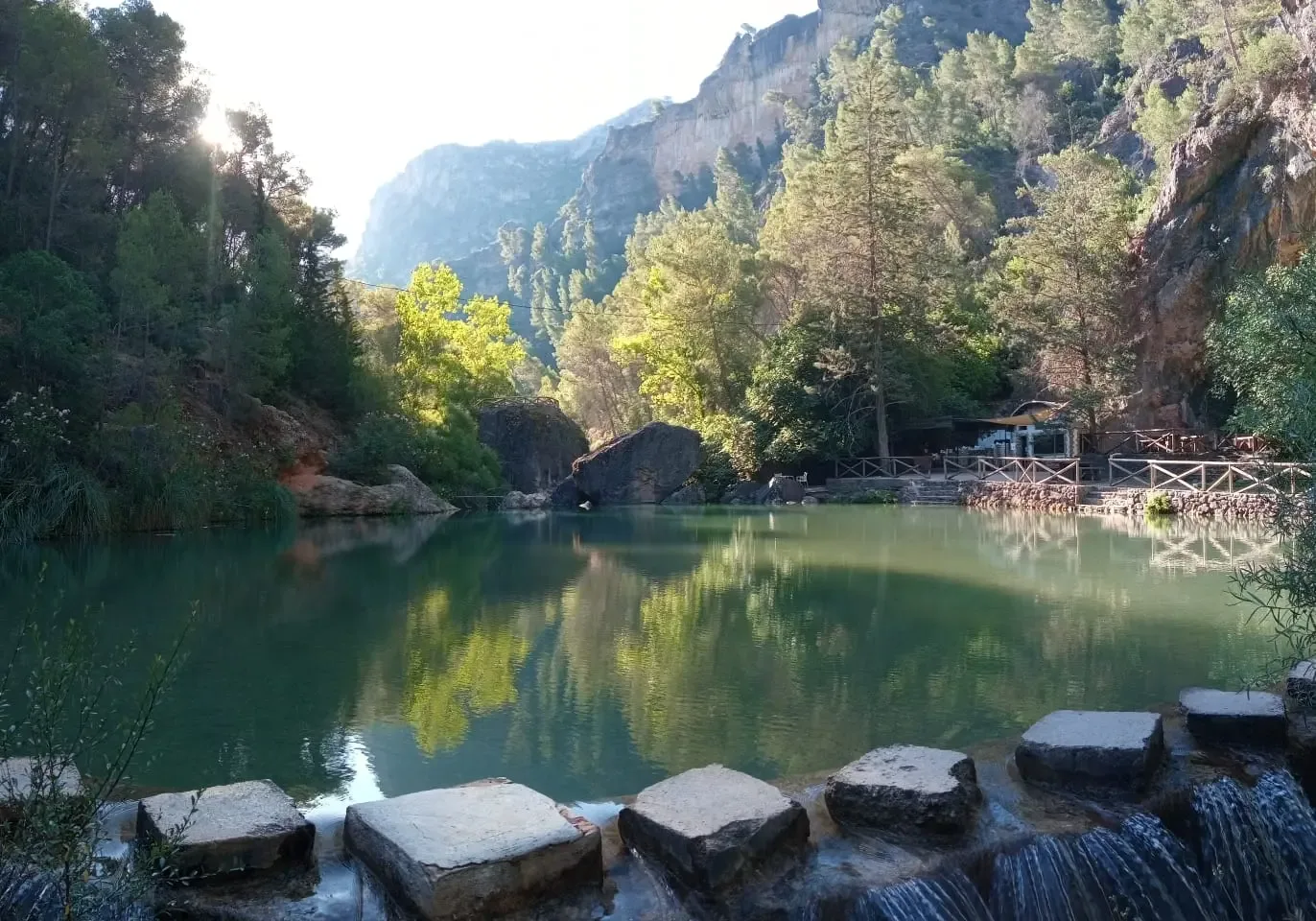 Vegetación de ribera y cascada en el Charco del Aceite