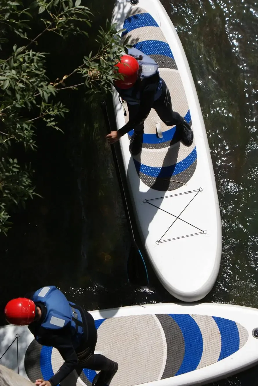 Paddle surf en una poza del río