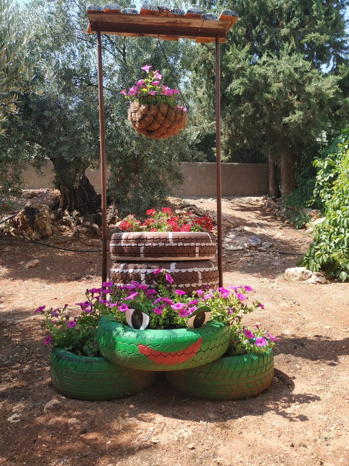 Rincón del jardín de la casa rural