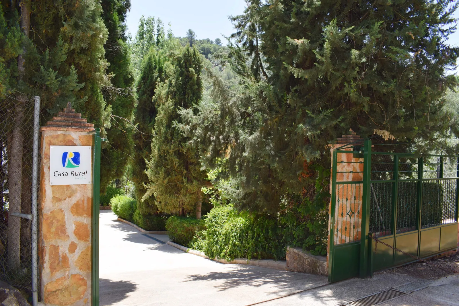 Camino entre las casas