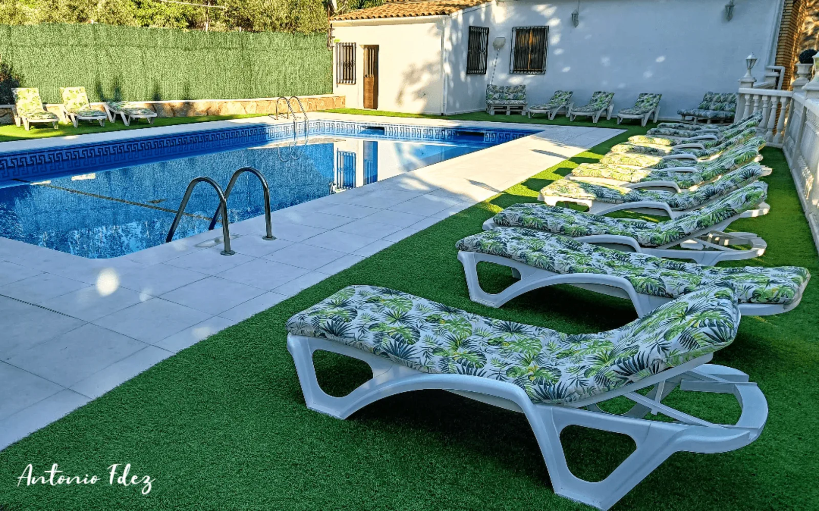 Piscina al aire libre con vistas a la sierra